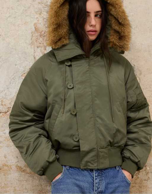 Stradivarius kurze Jacke mit Kapuze in Khaki, 4 von 7