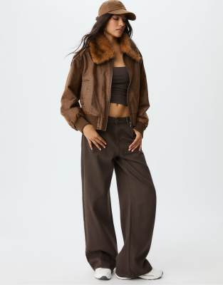 Stradivarius - Kurze Jacke mit Kontrast-Kunstpelz in Braun-Brown