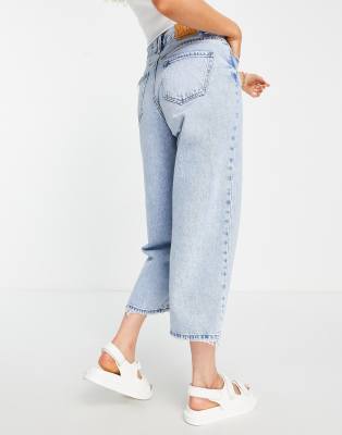 Stradivarius - Kurze Jeans in heller Waschung-Blau