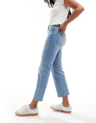 Stradivarius - Kurze Jeans in Mittelblau