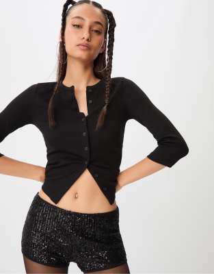 Stradivarius - Kurze Pailletten-Shorts in Schwarz