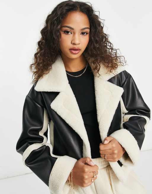 Stradivarius – Kurze Pilotenjacke aus schwarzem Kunstleder mit kontrastierendem Besatz 