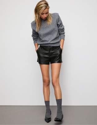 Stradivarius - Kurze Shorts in schwarzer Lederoptik