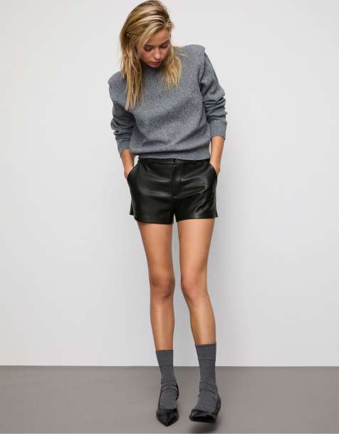 Stradivarius – Kurze Shorts in schwarzer Lederoptik - view 1