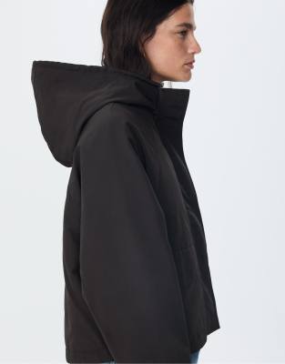 Stradivarius - Kurzer funktionaler Parka in Schwarz mit Kapuze