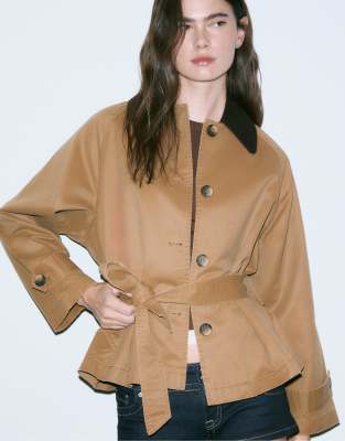 Stradivarius - Kurzer, gewachster Trenchcoat in Camel mit Gürtel-Brown
