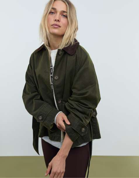Stradivarius – Kurzer, gewachster Trenchcoat in Khaki mit Gürtel - view 1
