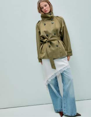 Stradivarius - Kurzer, hochgeschlossener Trenchcoat in Khaki-Grün