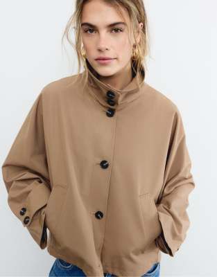 Stradivarius - Kurzer Oversize-Trenchcoat in Beige mit Kapuze-Neutral