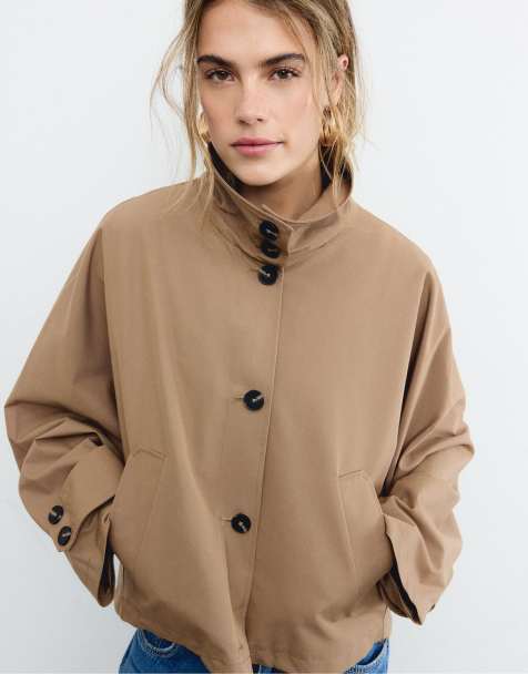 Stradivarius – Kurzer Oversize-Trenchcoat in Beige mit Kapuze - view 1
