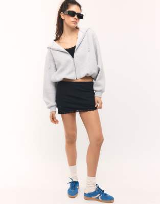 Stradivarius - Kurzer Skort in Schwarz mit Spitzenbesatz