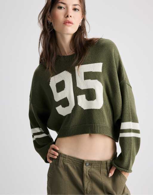 Stradivarius kurzer Strickpullover mit Nummer in Khaki, 2 von 7