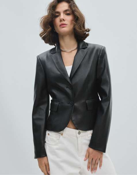 Stradivarius kurzer, taillierter Blazer in Schwarz - view 1