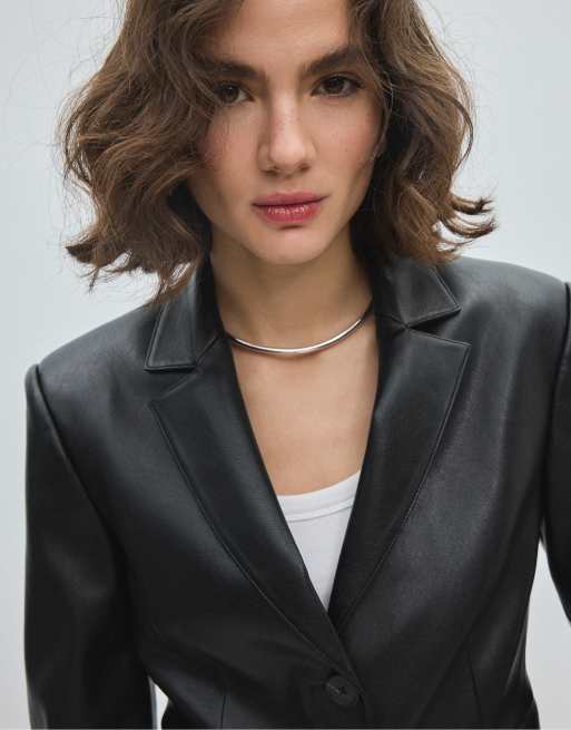 Stradivarius kurzer, taillierter Blazer in Schwarz, 2 von 7