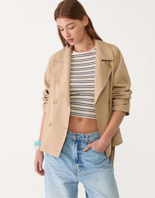 Stradivarius – Kurzer Trenchcoat aus fließendem Material in Creme mit Gürtel
