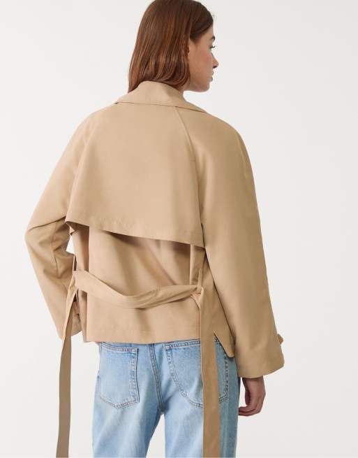 Stradivarius – Kurzer Trenchcoat aus fließendem Material in Creme mit Gürtel, 2 von 4