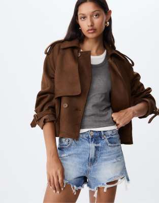 Stradivarius - Kurzer Trenchcoat aus Wildlederimitat in Braun-Brown