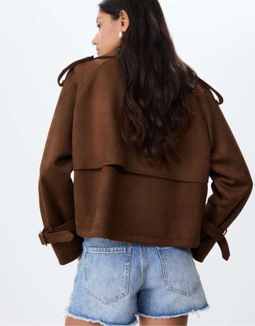Stradivarius – Kurzer Trenchcoat aus Wildlederimitat in Braun