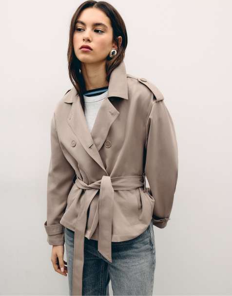 Stradivarius – – Kurzer Trenchcoat in Beige mit Bindegürtel - view 1