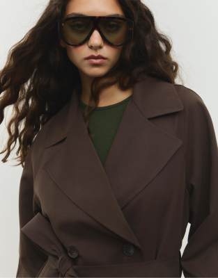 Stradivarius - Kurzer Trenchcoat in Braun aus fließendem Material mit Gürtel-Brown
