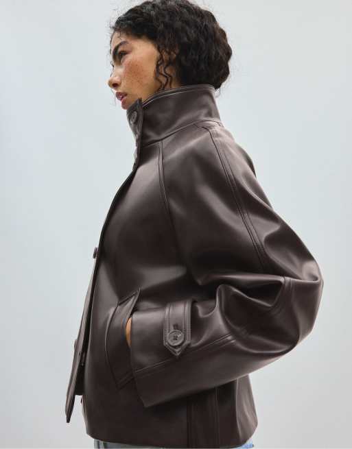 Stradivarius kurzer Trenchcoat in Lederoptik in Dunkelgrau, 2 von 7