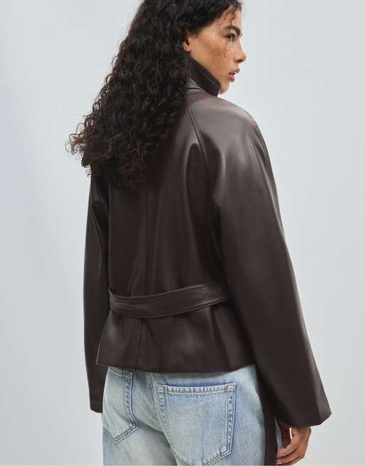 Stradivarius kurzer Trenchcoat in Lederoptik in Dunkelgrau, 3 von 7