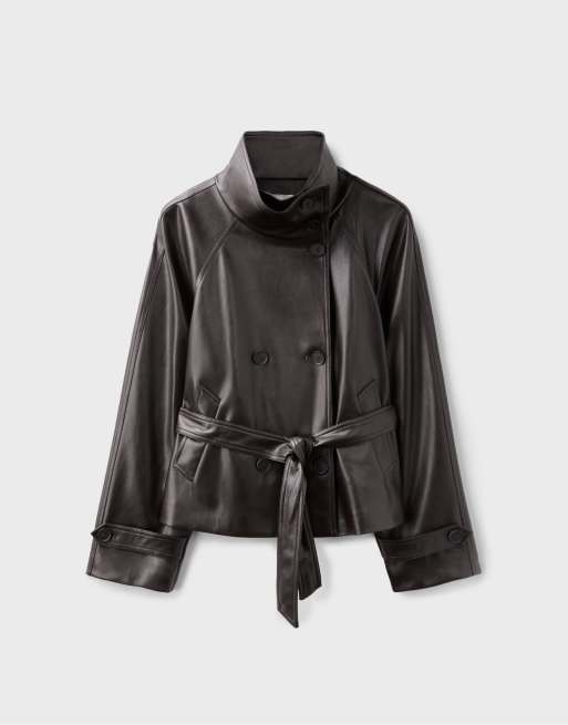 Stradivarius kurzer Trenchcoat in Lederoptik in Dunkelgrau, 6 von 7