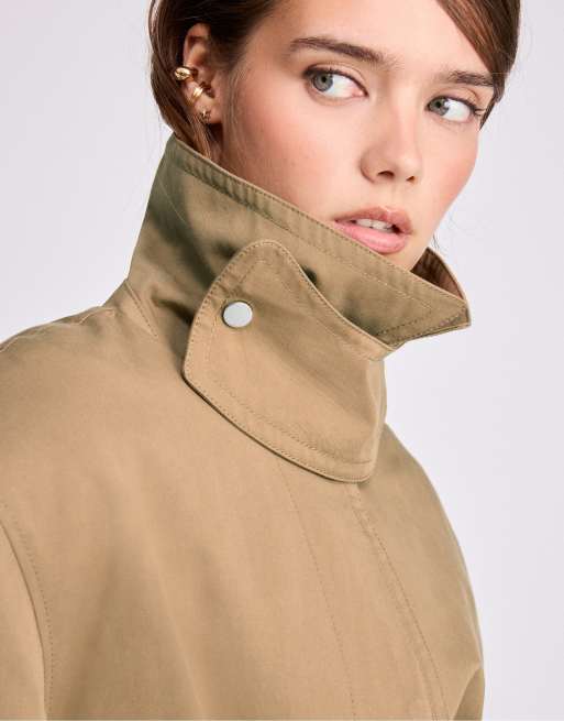 Stradivarius kurzer Trenchcoat mit Gürtel in Beige, 4 von 7