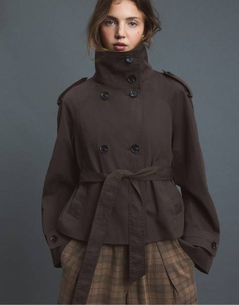 Stradivarius kurzer Trenchcoat mit hohem Kragen und Gürtel in Braun - view 1