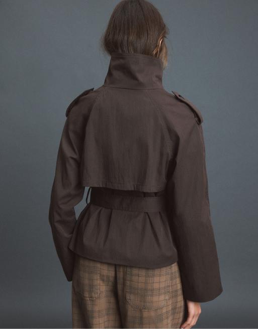 Stradivarius kurzer Trenchcoat mit hohem Kragen und Gürtel in Braun, 3 von 7