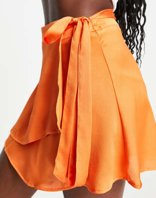 Stradivarius - Kurzer Wickelrock aus Satin in Orange