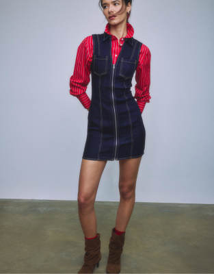 Stradivarius - Kurzes, ärmelloses Jeanskleid in überfärbtem Denimblau mit Reißverschluss