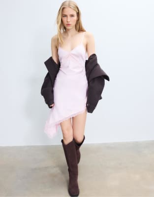 Stradivarius - Kurzes, asymmetrisches Satin-Kleid in Pastellrosa