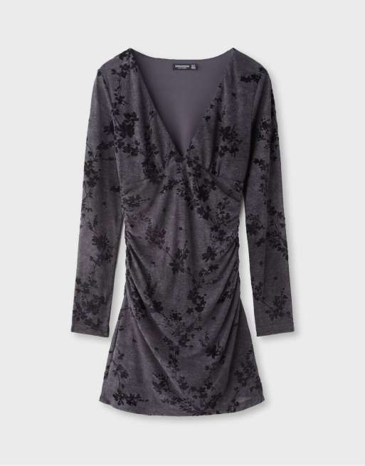 Stradivarius kurzes beflocktes Kleid in Dunkelgrau, 6 von 7