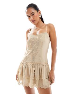 Stradivarius - Kurzes Camisole-Kleid in Beige mit Spitzendetail-Weiß