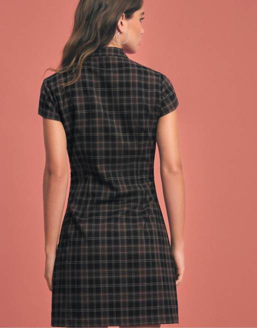 Stradivarius kurzes Kleid mit Karodruck und Stehkragen in Schwarz, 3 von 7
