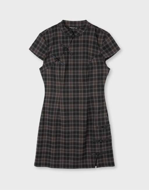 Stradivarius kurzes Kleid mit Karodruck und Stehkragen in Schwarz, 6 von 7