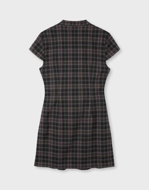 Stradivarius kurzes Kleid mit Karodruck und Stehkragen in Schwarz, 7 von 7