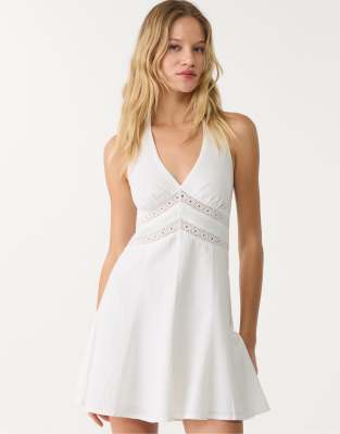 Stradivarius - Kurzes Neckholder-Kleid aus Leinenmix in Ecru-Weiß