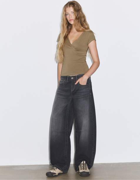 Stradivarius kurzes Oberteil mit Unterbrustnaht und kurzen Ärmeln in Khaki - view 1