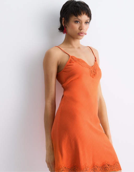 Stradivarius – Kurzes, rustikales Kleid aus Spitze in Orange, 2 von 4