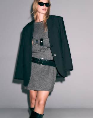 Stradivarius - Kurzes Strickkleid in Dunkelgrau mit Gürtel