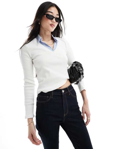 Stradivarius – Lagenlook-Pullover in Weiß mit V-Ausschnitt und Kragen-Detail - view 1
