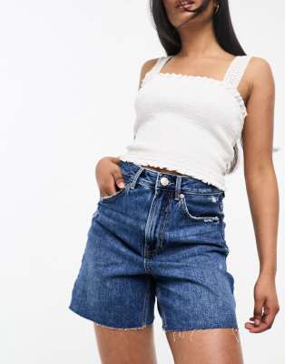 Stradivarius - Lang geschnittene Jeans-Shorts in Dunkelblau