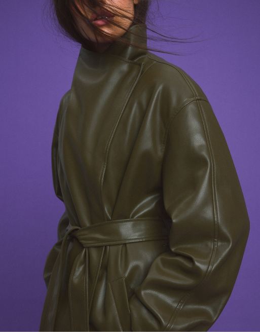 Stradivarius lång trenchcoat i läderimitation med waterfall-krage i khaki, 2 av 7