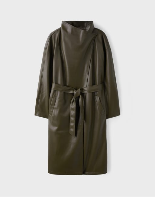 Stradivarius lång trenchcoat i läderimitation med waterfall-krage i khaki, 6 av 7