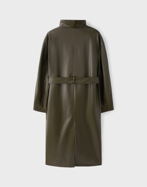 Stradivarius lång trenchcoat i läderimitation med waterfall-krage i khaki, 7 av 7