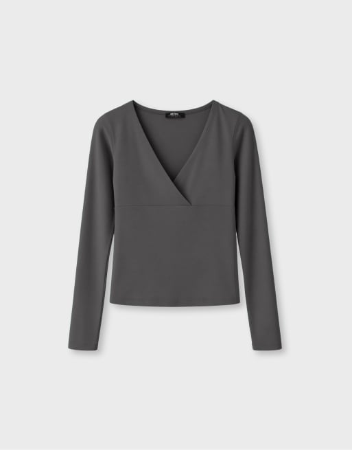 Stradivarius långärmad t-shirt med utskärning under bysten i mörkgrå, 6 av 7