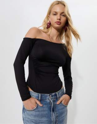 Stradivarius - Langärmliger Body in Schwarz mit Raffungen