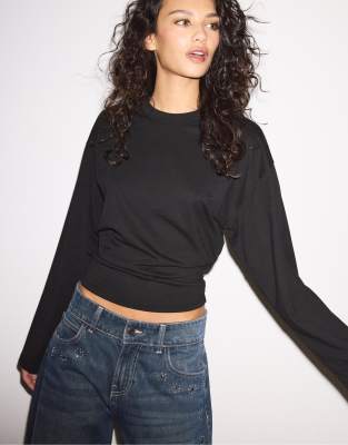 Stradivarius - Langärmliges, gerafftes T-Shirt in Schwarz